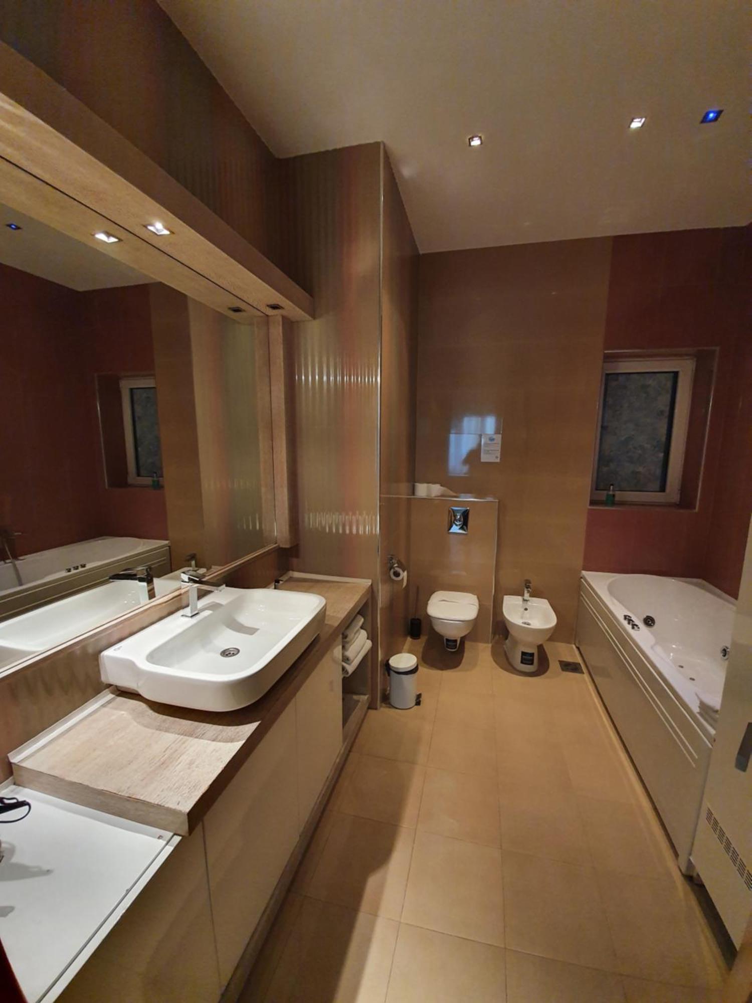 Privilege Suites By Central Park Belgrade Bilik gambar
